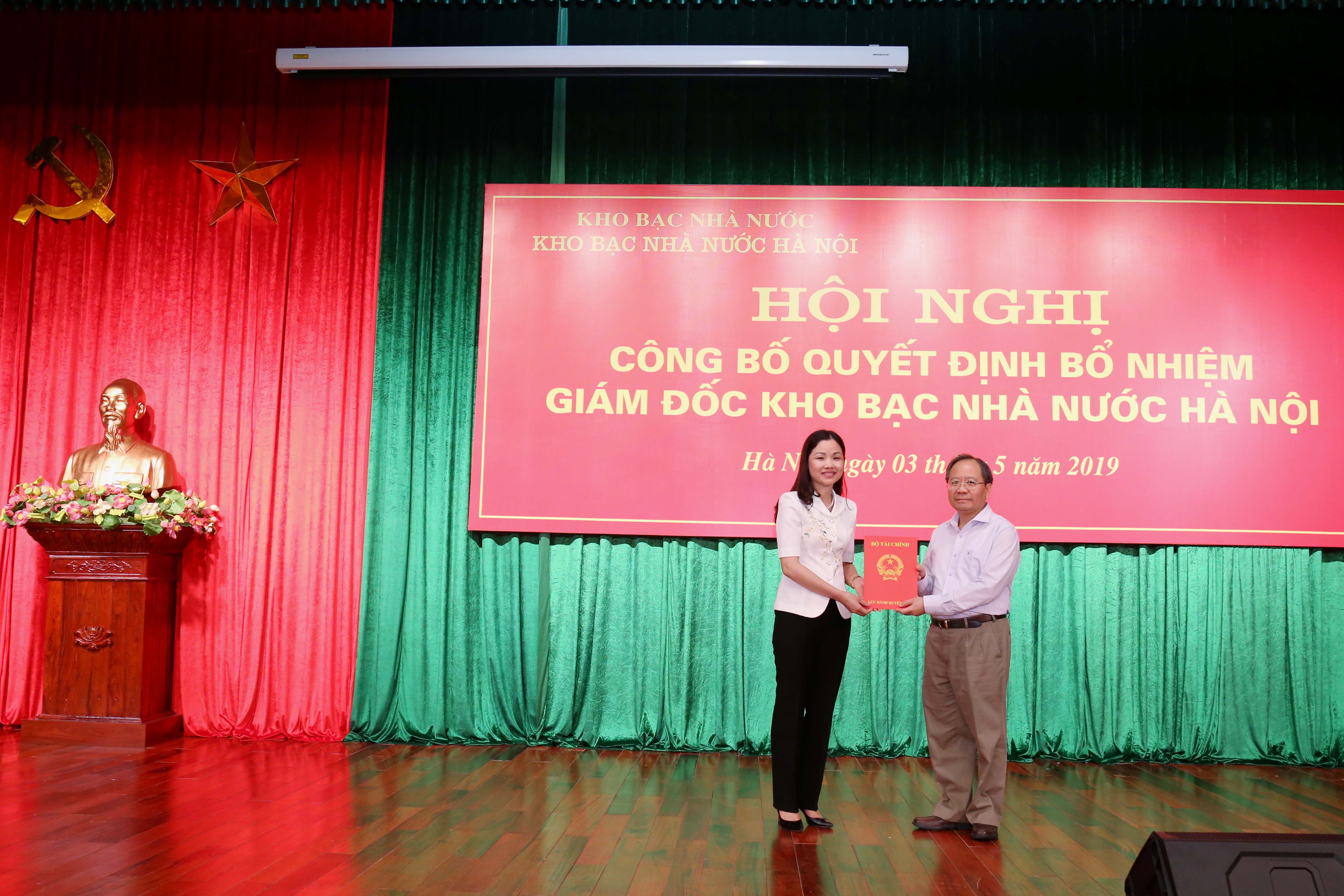 Thứ trưởng Bộ Tài chính Đỗ Hoàng Anh Tuấn trao quyết định cho bà Nguyễn Thị Thanh Hương​