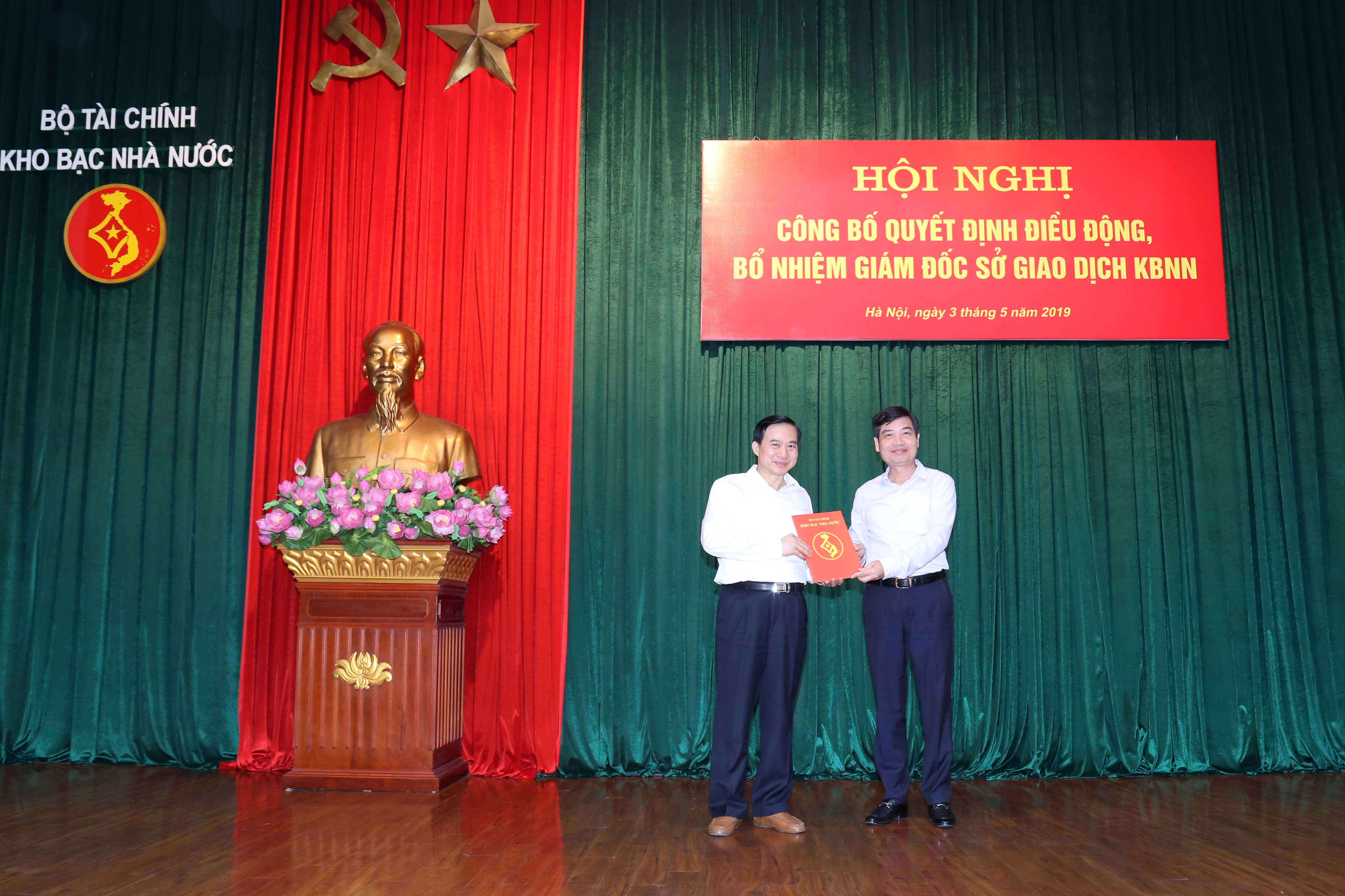 Tổng Giám đốc KBNN Tạ Anh Tuấn trao quyết định cho ông Đào Thái Phúc​