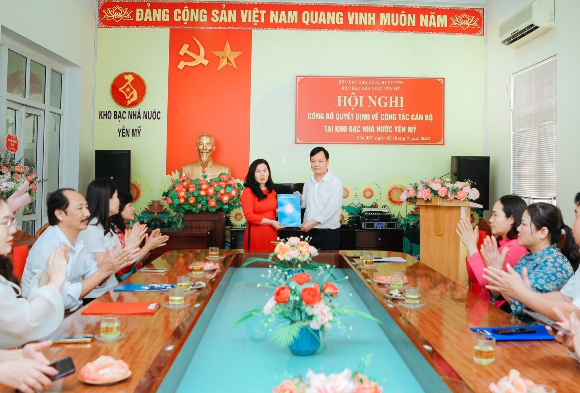 Đồng chí Phạm Ngọc Hoa - Phó Giám đốc KBNN Hưng Yên trao quyết định điều động, bổ nhiệm đồng chí Nguyễn Thị Minh Thao