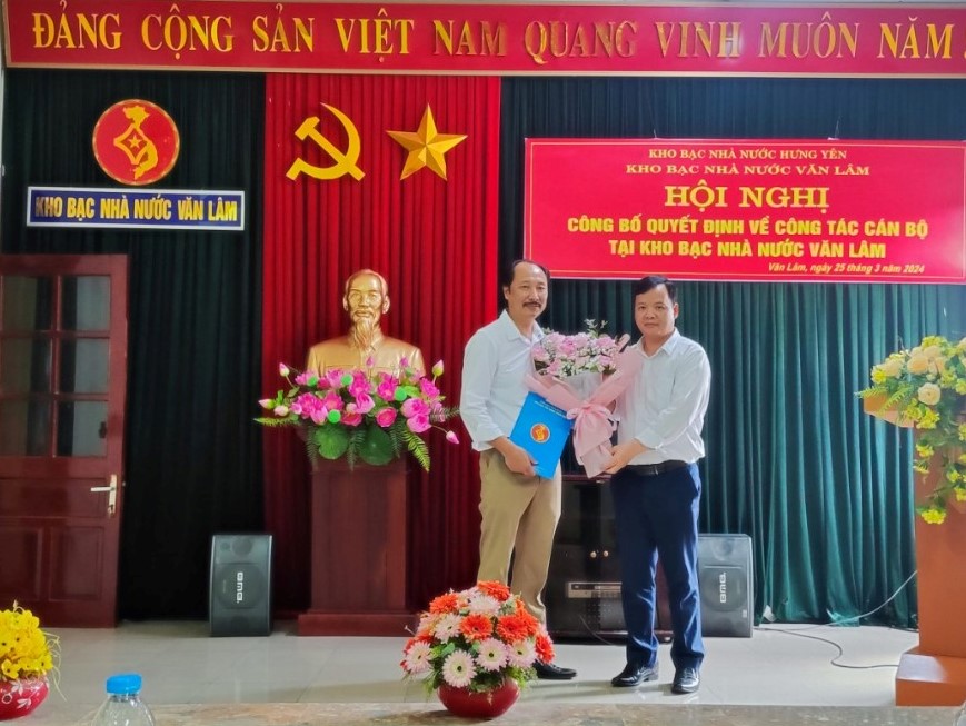 Đồng chí Phạm Ngọc Hoa - Phó Giám đốc KBNN Hưng Yên trao quyết định điều động, bổ nhiệm đồng chí Trịnh Hồng Cẩn