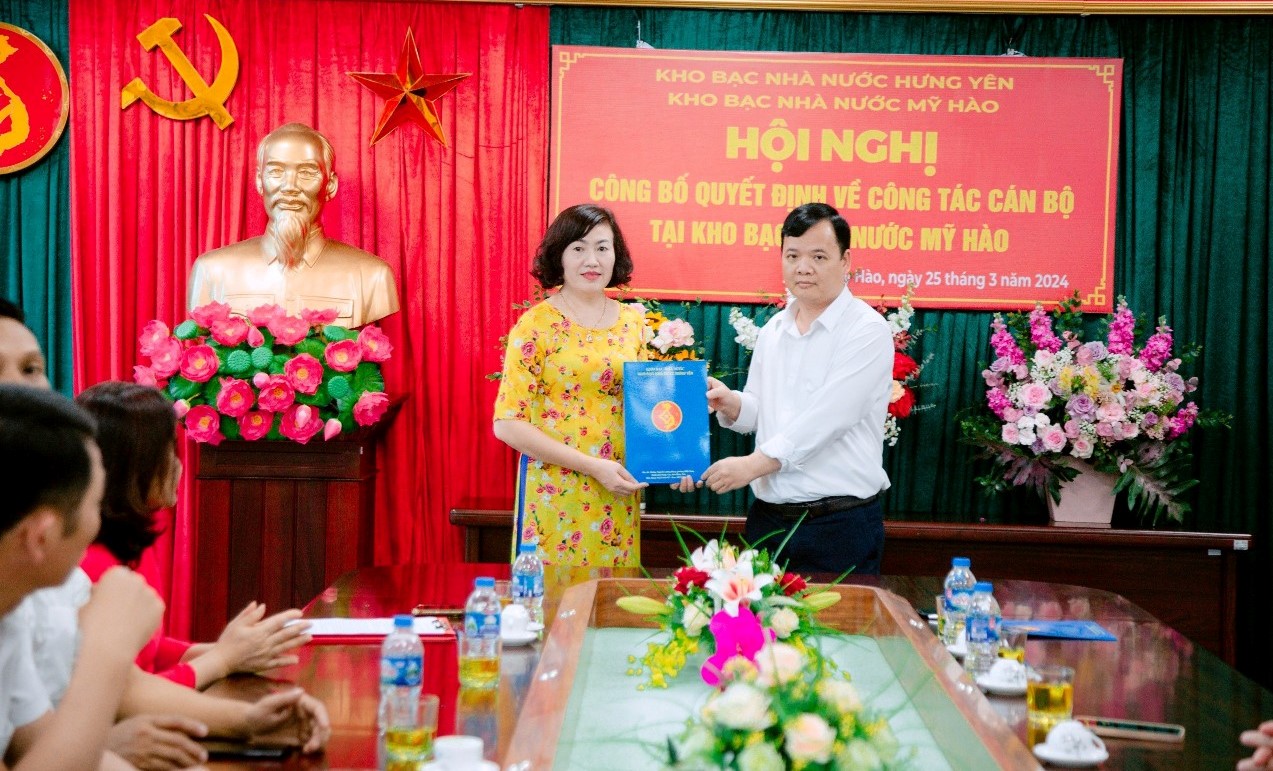 Đồng chí Phạm Ngọc Hoa - Phó Giám đốc KBNN Hưng Yên trao quyết định điều động, bổ nhiệm đồng chí Lê Thị Hồng Oanh