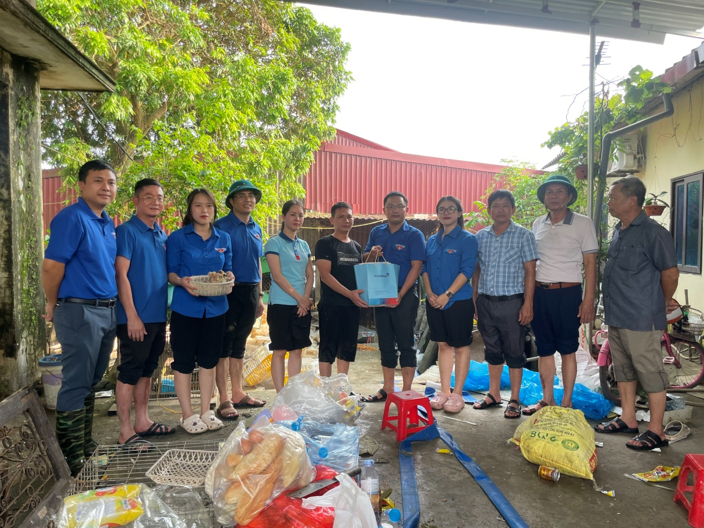   Chi đoàn Kho bạc Nhà nước Hưng Yên thăm và tặng quà nhân dân bị ảnh hưởng của mưa, lũ sau bão số 3