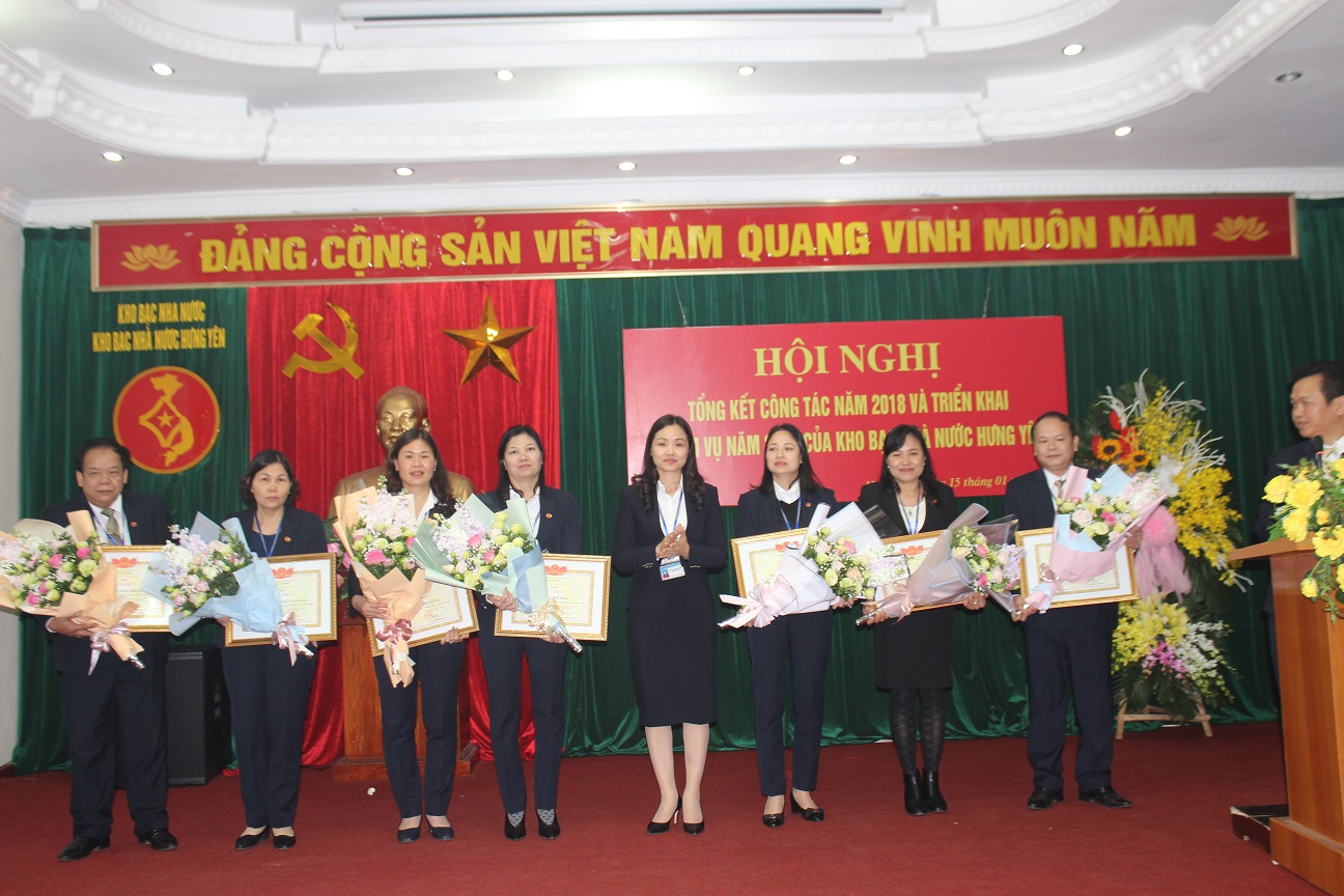 Đồng chí Nguyễn Thị Thanh Hương, Tỉnh ủy viên, Bí thư Đảng ủy, Giám đốc KBNN Hưng Yên trao tặng Giấy khen cho tập thể và các cá nhân có thành tích xuất sắc trong công tác triển khai Hệ thống Dịch vụ công trực tuyến​