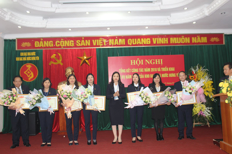 Bà Nguyễn Thị Thanh Hương, Tỉnh ủy viên, Bí thư Đảng ủy, Giám đốc KBNN Hưng Yên trao Giấy khen cho các tập thể và cá nhân có thành tích Xuất sắc trong công tác triển khai Hệ thống Dịch vụ công trực tuyến Kho bạc