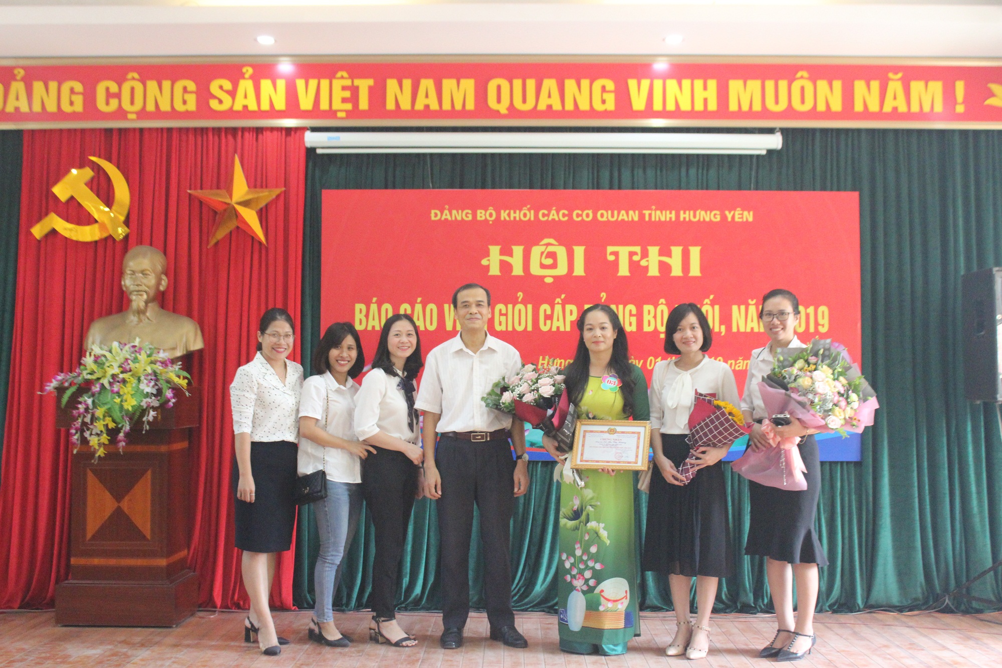 Đại diện Đảng bộ, chính quyền và các tổ chức đoàn thể KBNN Hưng Yên chúc mừng đồng chí Lã Thị Gia Hương.