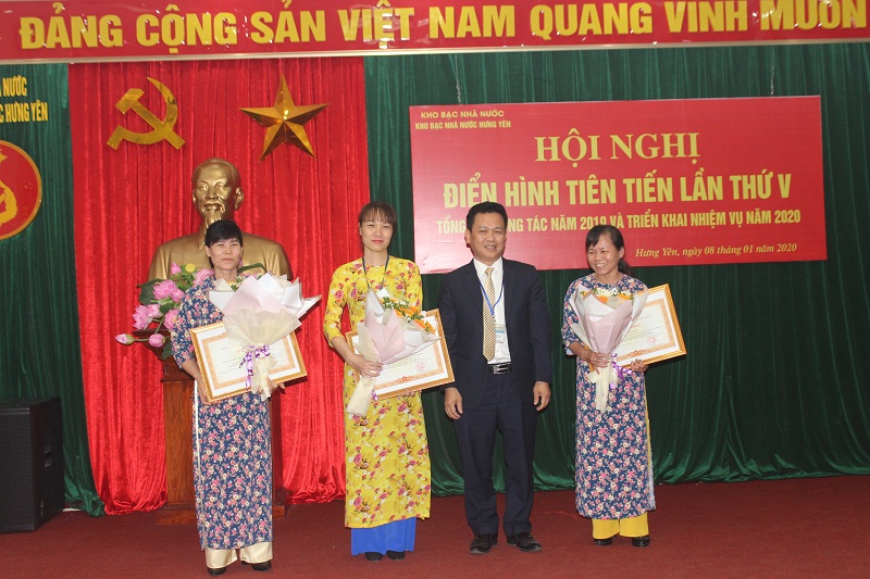 Đồng chí Tô Thanh Minh - Phó Giam đốc KBNN Hưng Yên trao bằng khen Thủ tướng Chính phủ năm 2018 cho cá nhân