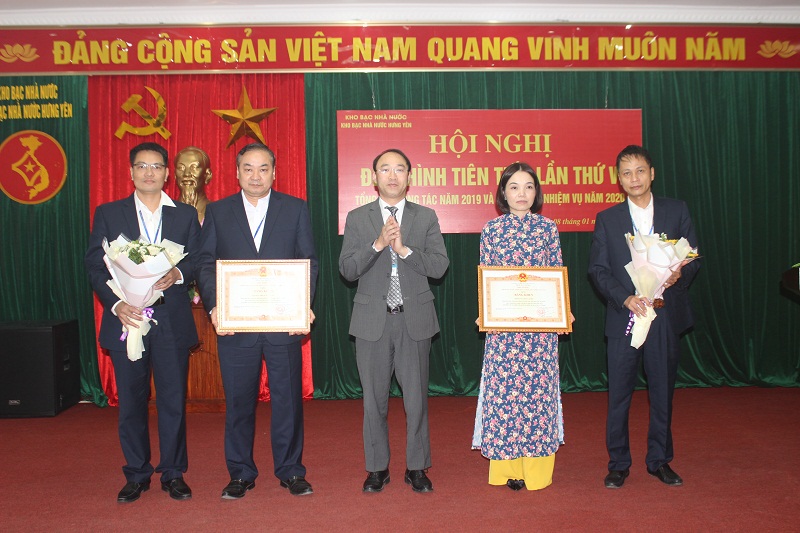 Đồng chí Nguyễn Thái Hà - Bí thư Đảng ủy, Giám đốc KBNN Hưng Yên trao bằng khen Thủ tướng Chính phủ năm 2017 cho tập thể