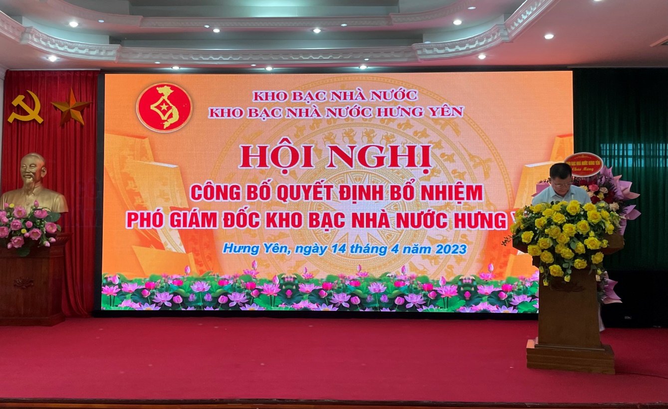 Đồng chí Lương Việt Thắng, Chánh Văn phòng KBNN Hưng Yên công bố quyết định