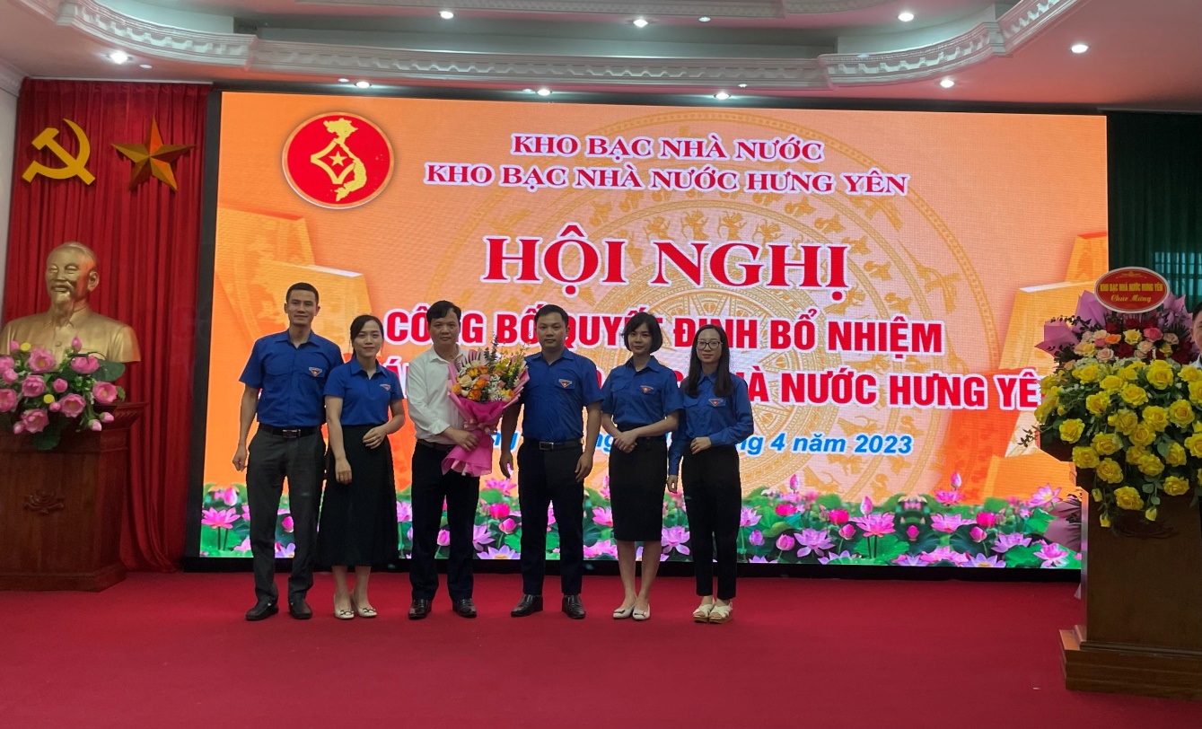 Ban Chấp hành Chi Đoàn KBNN Hưng Yên tặng hoa chúc mừng