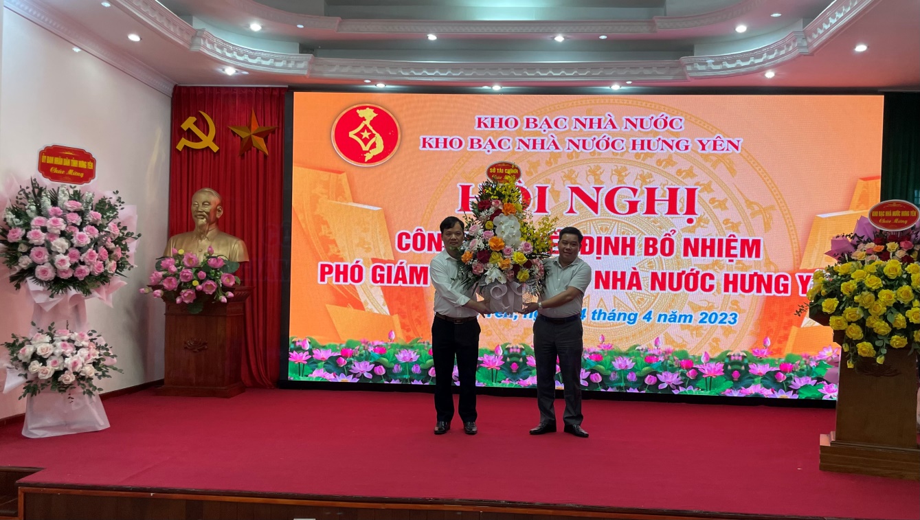 Đại diện lãnh đạo các cơ quan hữu quan tặng hoa chúc mừng