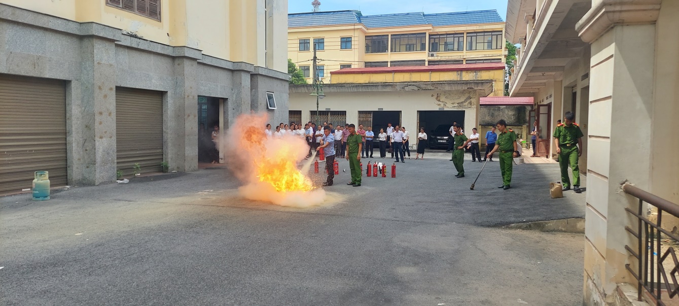   Tập huấn, bồi dưỡng nghiệp vụ công tác phòng cháy, chữa cháy và kỹ năng thoát nạn, thoát hiểm cho công chức, người lao động.