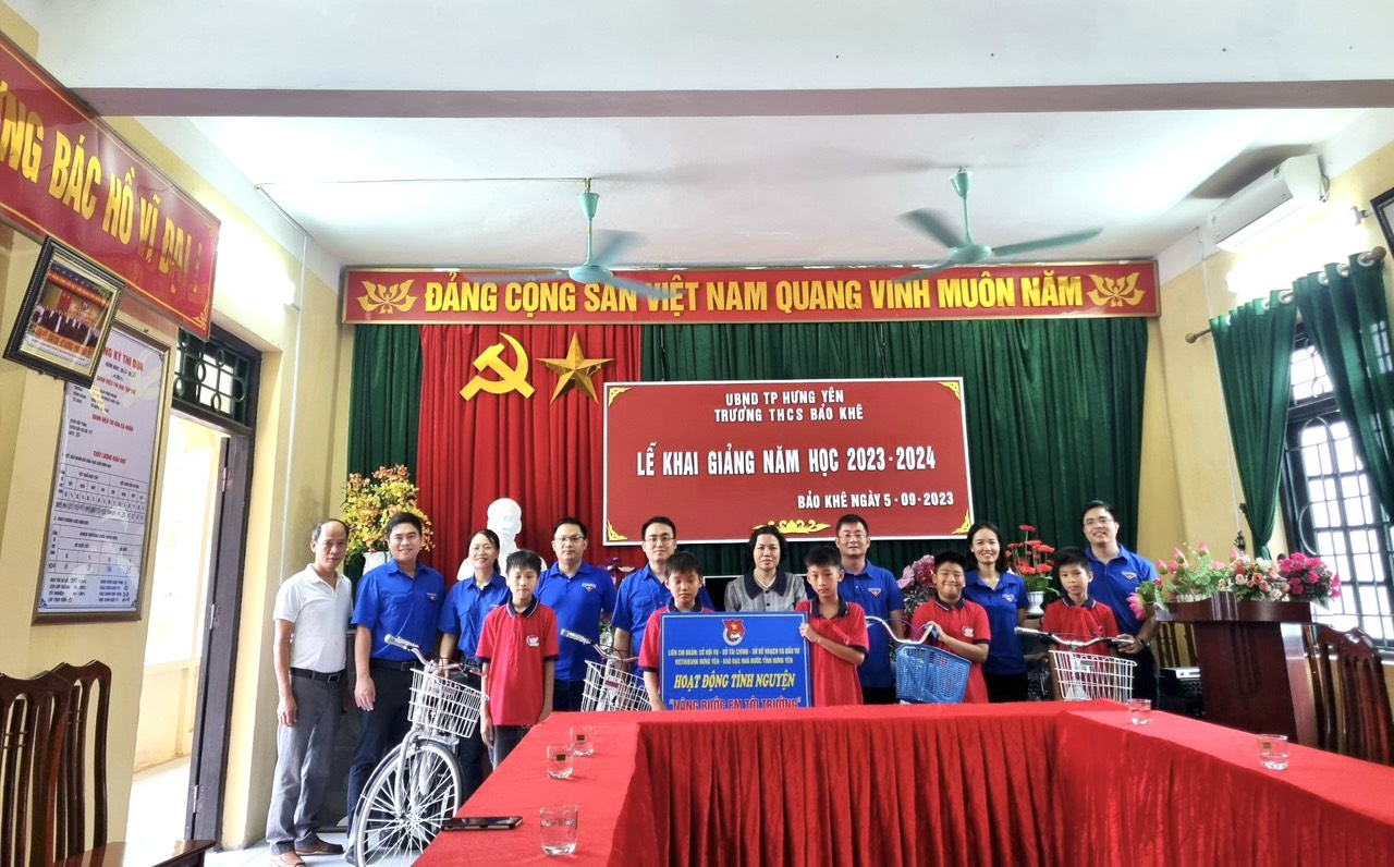 Đoàn tặng xe tại Trường THCS Bảo Khê, thành phố Hưng Yên