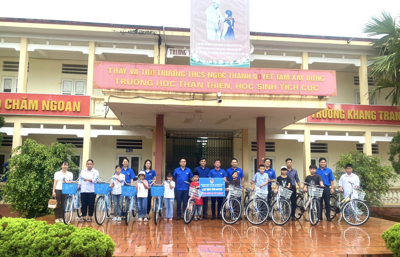Đoàn tặng xe tại Trường Tiểu học, Trường THCS Ngọc Thanh, huyện Kim Động