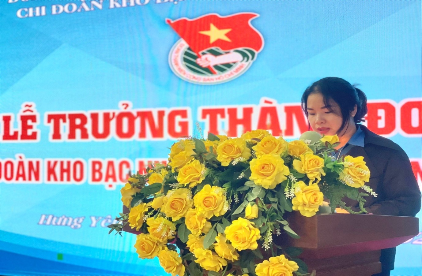 Đồng chí Trần Quỳnh Trang đại diện cho các đoàn viên trẻ trưởng thành  phát biểu tại buổi Lễ