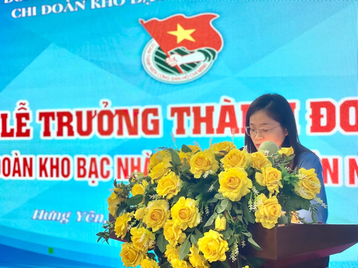 Đồng chí Vũ Thị Bích Phương đại diện cho các đoàn viên trẻ  đang sinh hoạt tại Chi đoàn phát biểu tại buổi Lễ