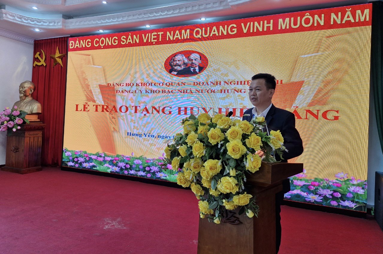 Đồng chí Tô Thanh Minh – Phó Bí thư Đảng ủy KBNN Hưng Yên đọc Quyết định tặng Huy hiệu Đảng