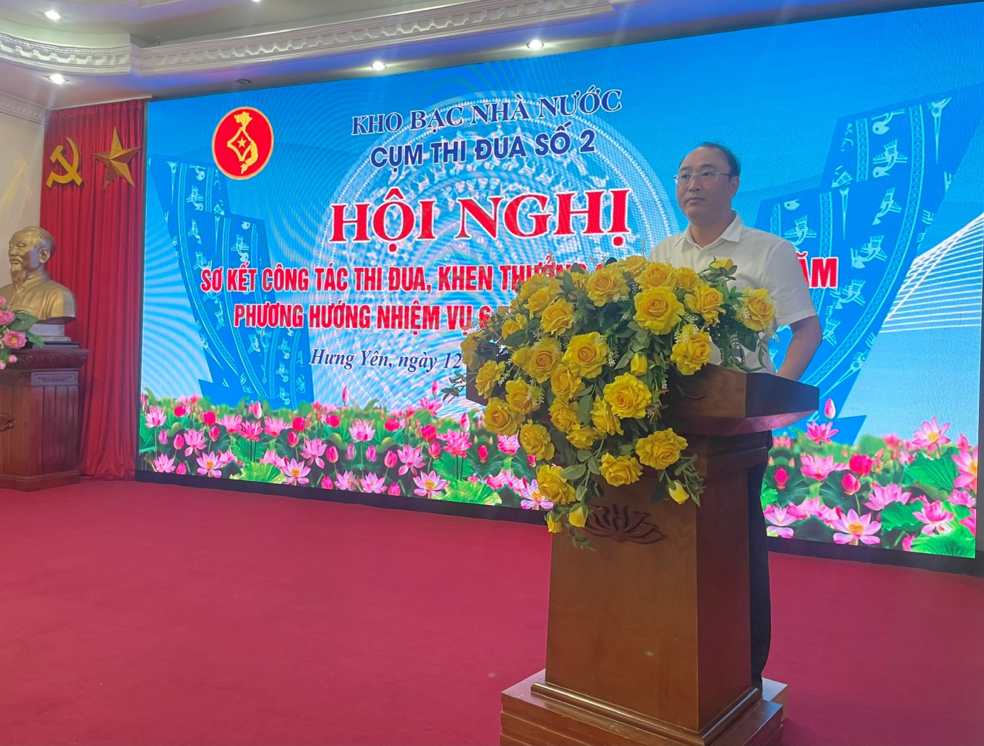 Ông Nguyễn Thái Hà - Giám đốc KBNN Hưng Yên,  Trưởng Cụm thi đua số 2 trình bày báo cáo sơ kết 